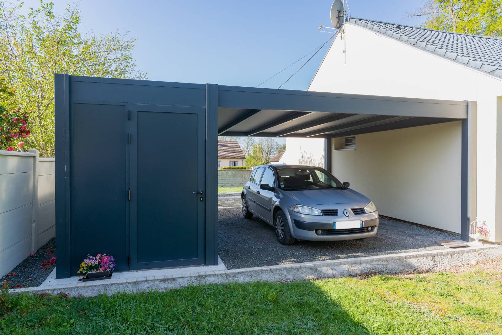 Carport aluminium sur mesure à Aix-en-Provence : protection de vos véhicules et mise en valeur de votre architecture contemporaine