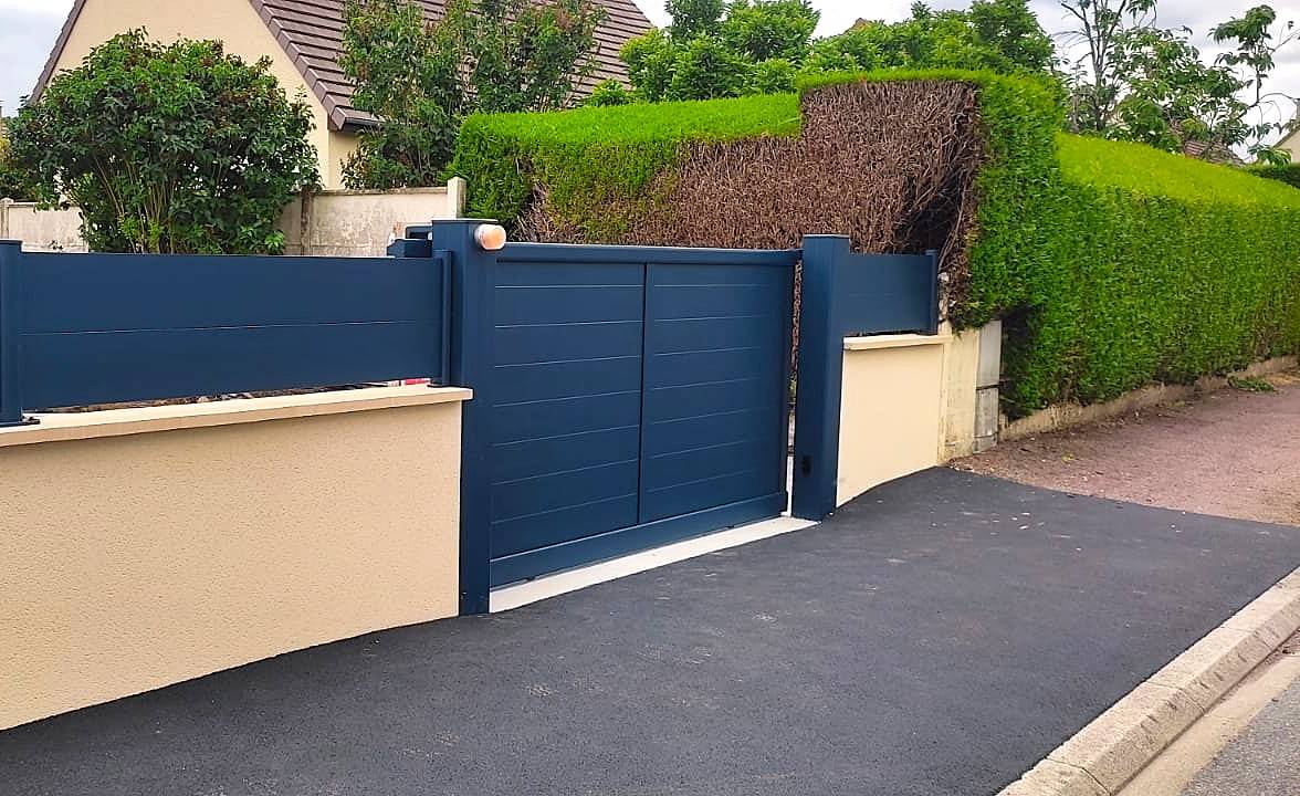 Image réalisation d'un portail coulissant motorisé en aluminium couleur gris anthracite par Daniel Moquet Aix-en-Provence