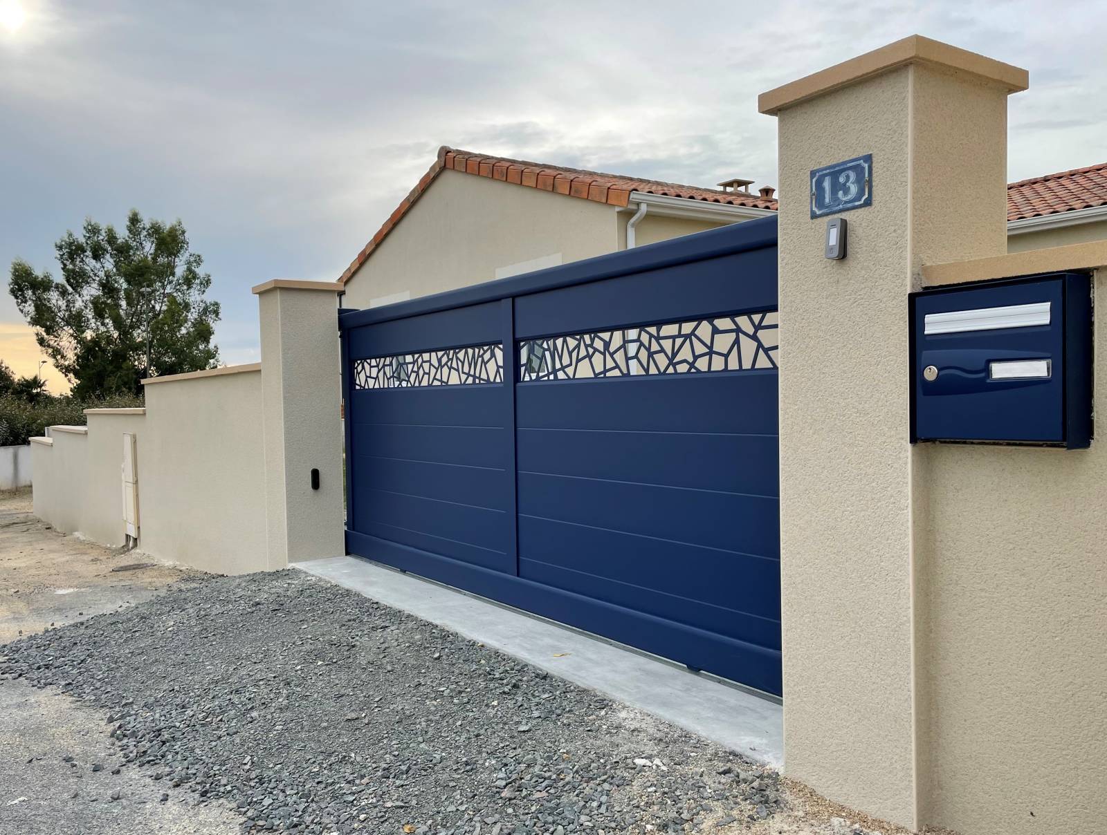 Photo d'une réalisation d'un portail coulissant en aluminium couleur bleu avec  boîte au lettre assorti par Daniel Moquet Aix-en-Provence