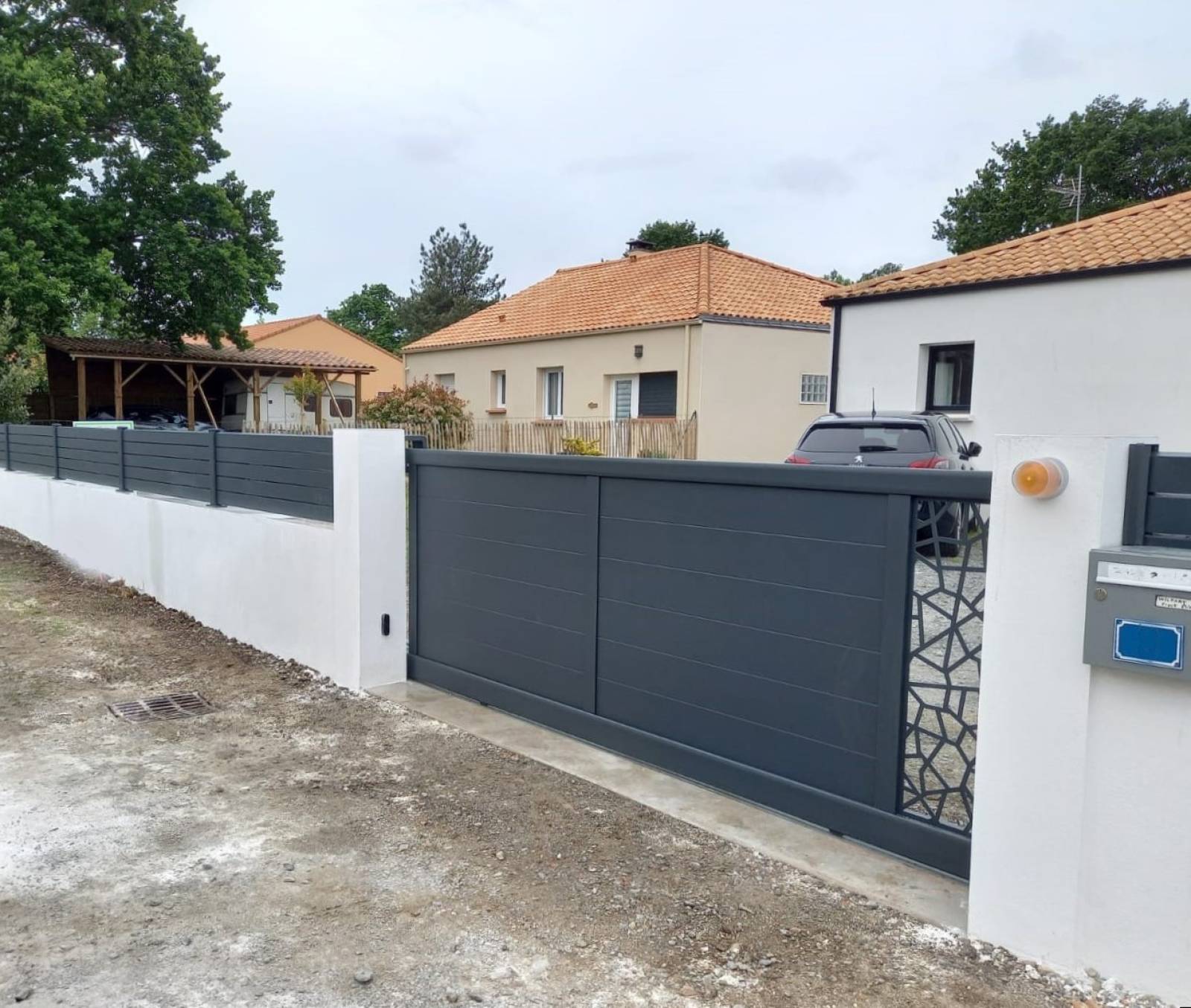 Portail coulissant motorisé : alliance de performance, design et sur-mesure par Daniel Moquet Aix-en-Provence