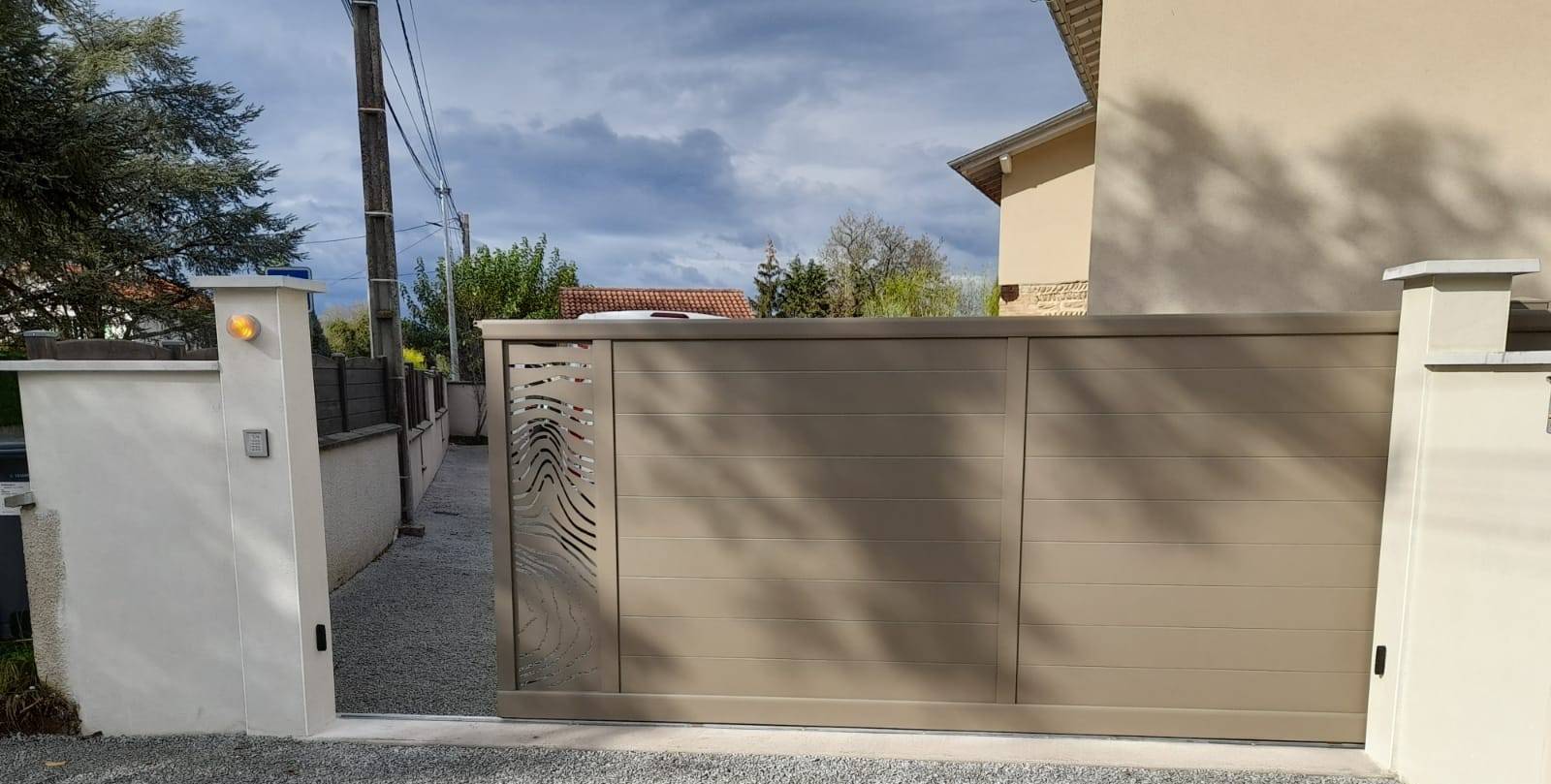 Réalisation d’un portail coulissant motorisé sur-mesure en aluminium taupe avec lame décorative par Daniel Moquet Aix-en-Provence