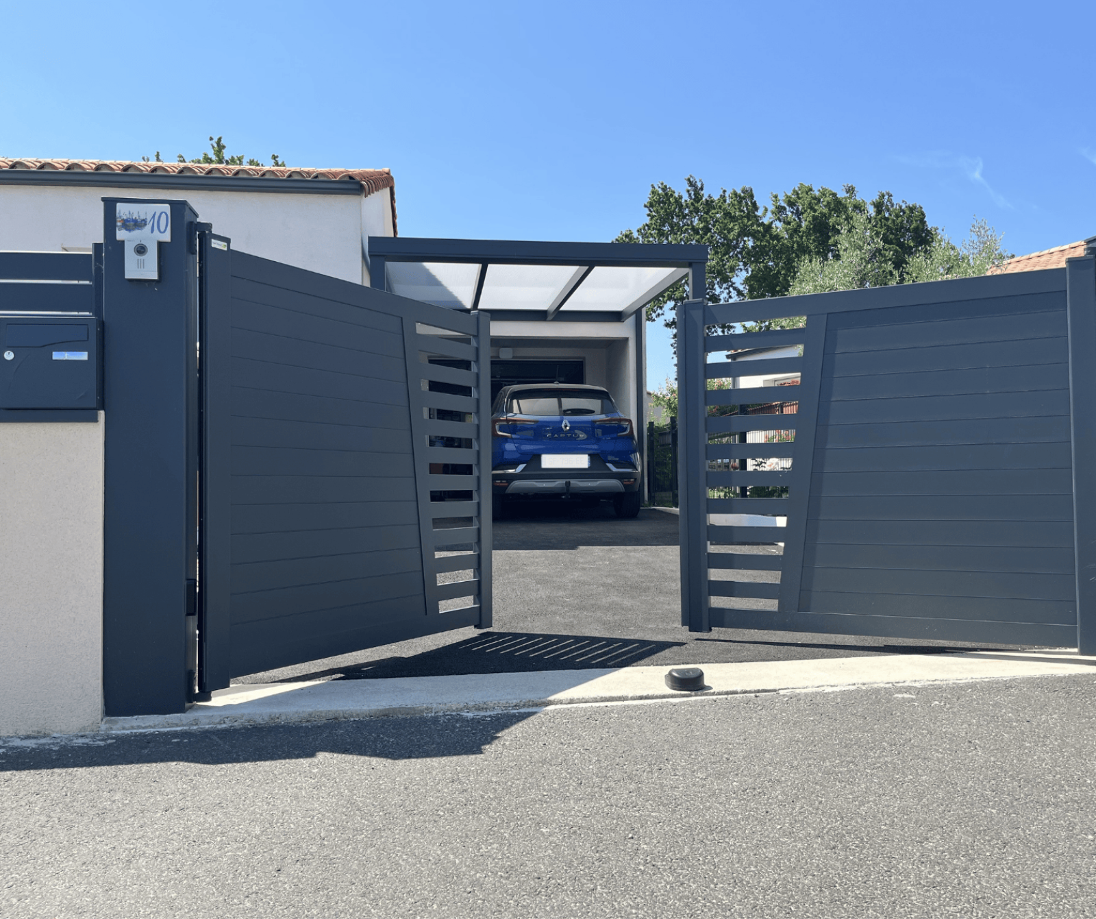 Sécurisez votre entrée avec un portail en aluminium motorisé et visiophone intégré posé par Théo Créations à Aix-en-Provence.