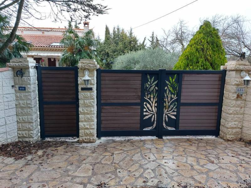 Portail composite sur mesure avec lame décorative à Aix-en-Provence