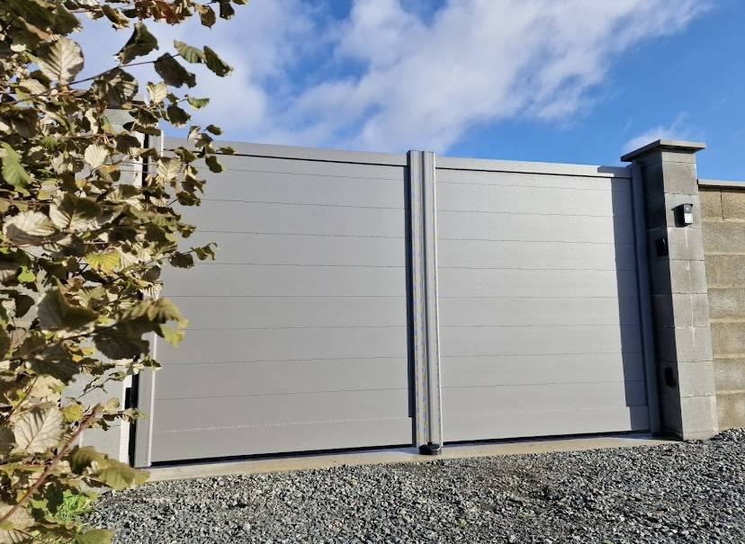 Portail en aluminium motorisé à ouverture rapide pour un accès fluide et sécurisé à Aix-en-Provence avec Théo Créations
