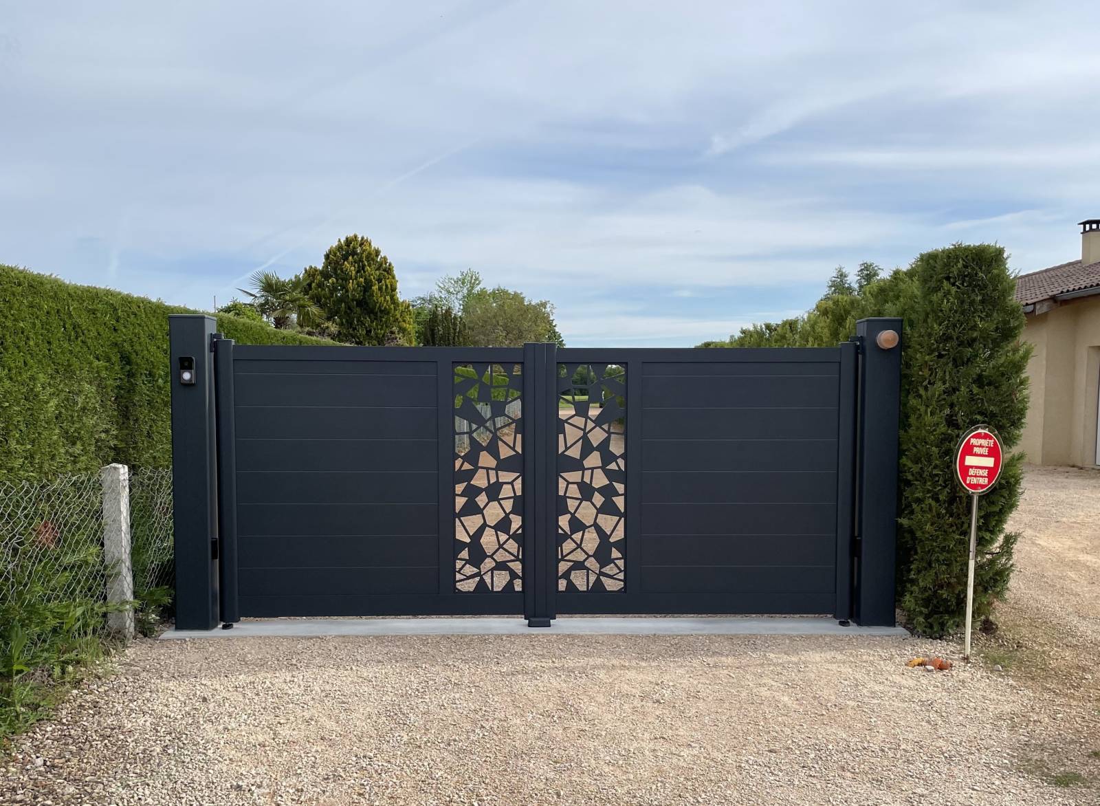 Pose et réalisation d'un portail en aluminium à double battant motorisé par Daniel Moquet Aix-en-Provence.