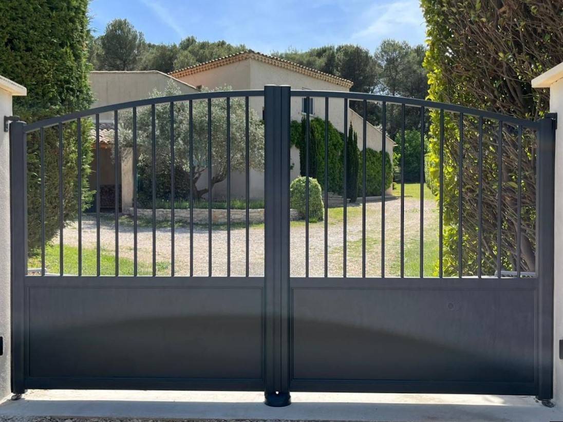Portail en aluminium couleur gris anthracite à double battant motorisé par Daniel Moquet Aix-en-Provence