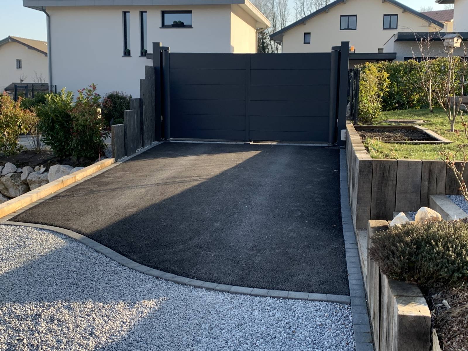 Portail en aluminium motorisé adapté à une entrée en pente à Aix-en-Provence avec un système sur mesure performant accompagné par Daniel Moquet Aix-en-Provence