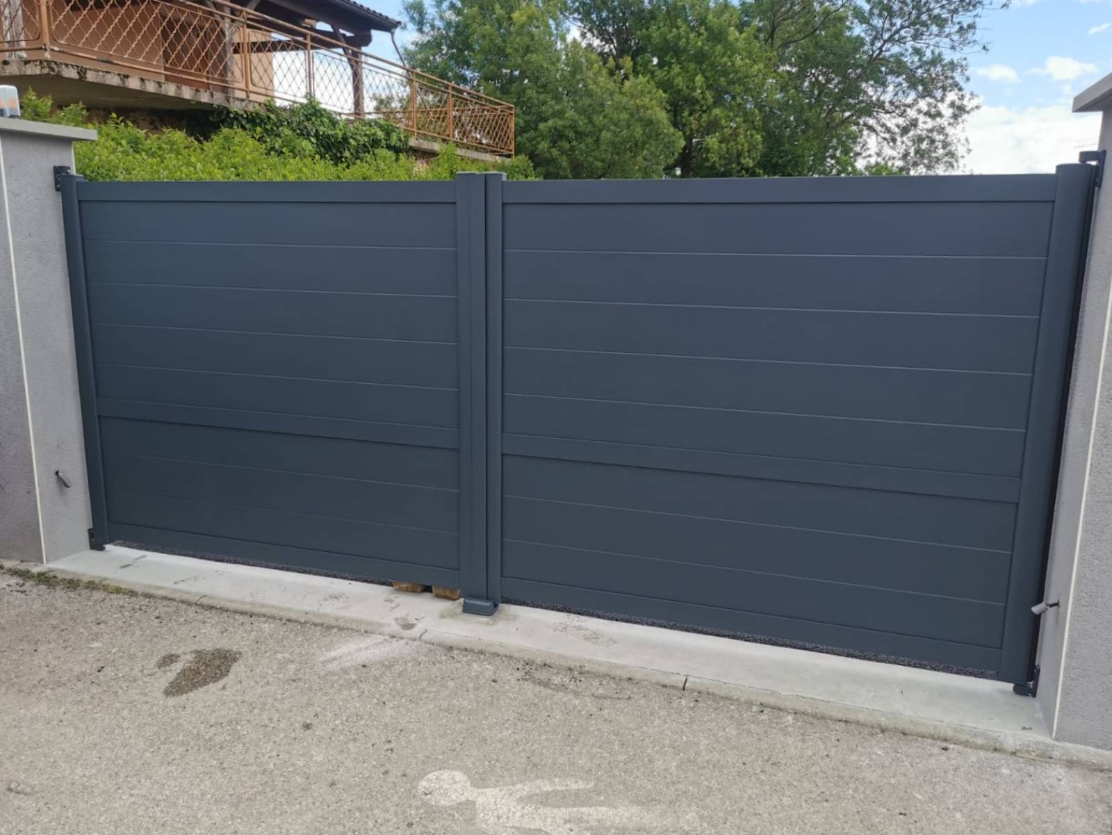Réalisation d’un portail motorisé en aluminium modèle Panthéon par Daniel Moquet Aix-en-Provence