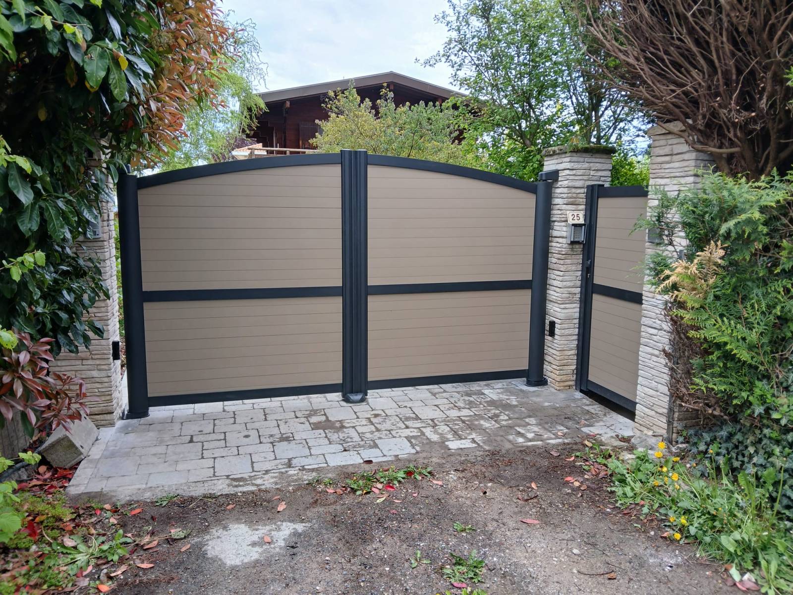 Un portail en aluminium discret pour une entrée étroite à Aix-en-Provence : confort, sur-mesure et esthétisme garanti par Daniel Moquet Aix-en-Provence