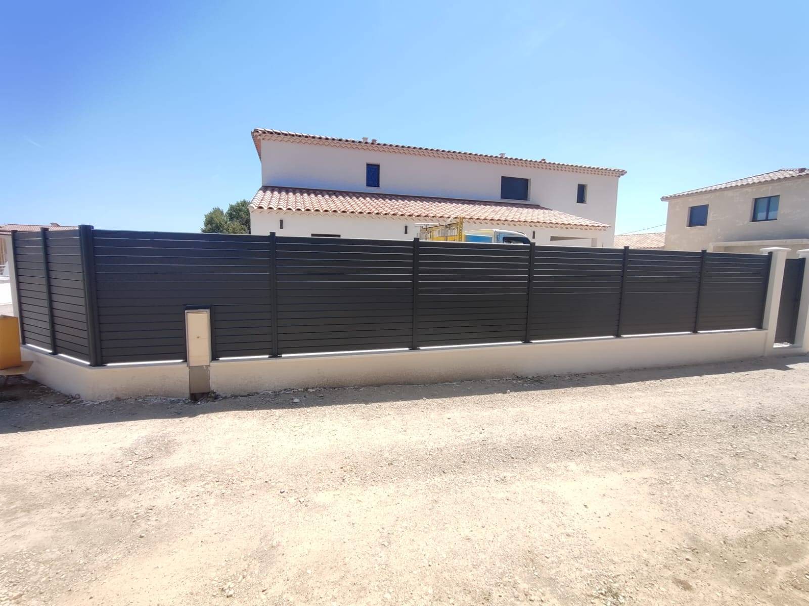 Aménagement extérieur d'un ensemble portail, portillon et clôture persienne en aluminium  à Eguilles par Daniel Moquet Aix-en-Provence