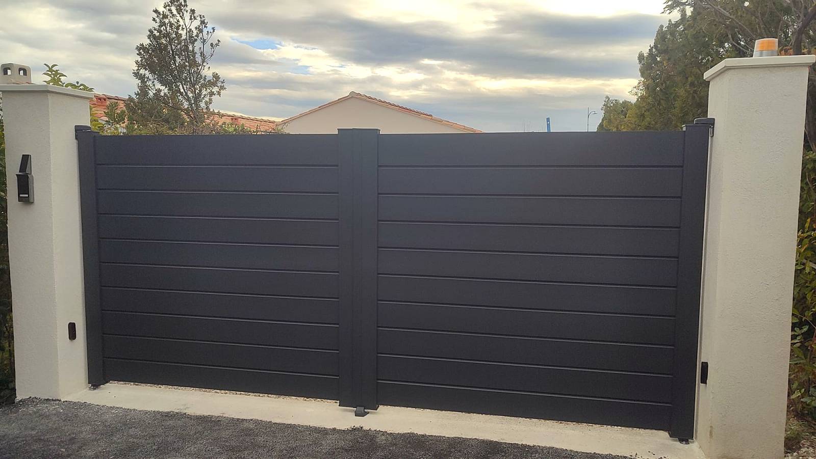 Réalisation d'un portail en aluminium noir sur mesure par Daniel Moquet Aix-en-Provence à Eguilles