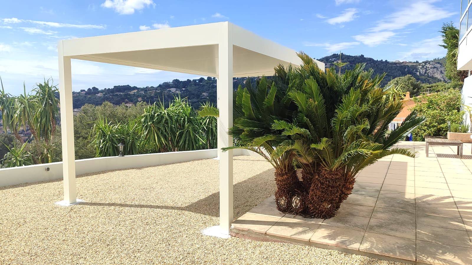 Découvrez notre réalisation d’un carport en aluminium blanc sur mesure avec une superbe vue sur les collines par Daniel Moquet Aix-en-Provence, à Ventabren.
