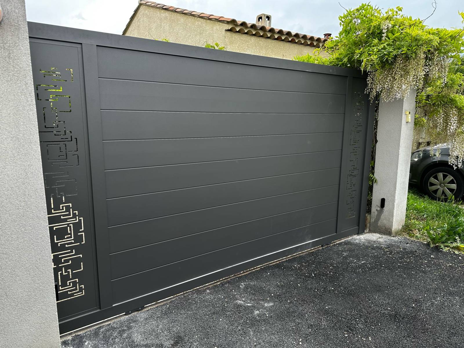 Réalisation d'un portail coulissant motorisé personnalisé en aluminium par Daniel Moquet Aix-en-Provence.