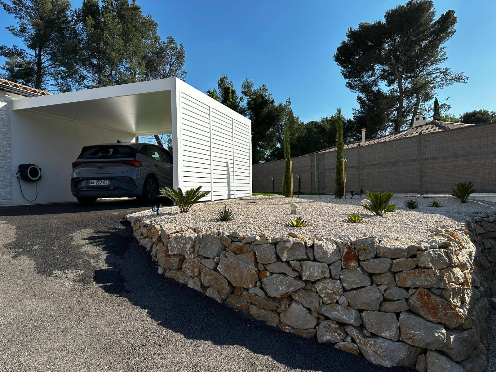 Réalisation d'un carport adossé sur mesure en aluminium blanc par Daniel Moquet Aix-en-Provence à Aubagne.