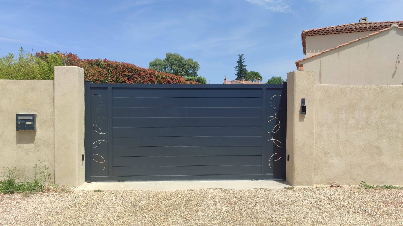 Photo d'un aménagement exterieur d'un portail coulissant de 4m en aluminium couleur gris anthracite par Daniel Moquet aix-en-Provence à Ventabren