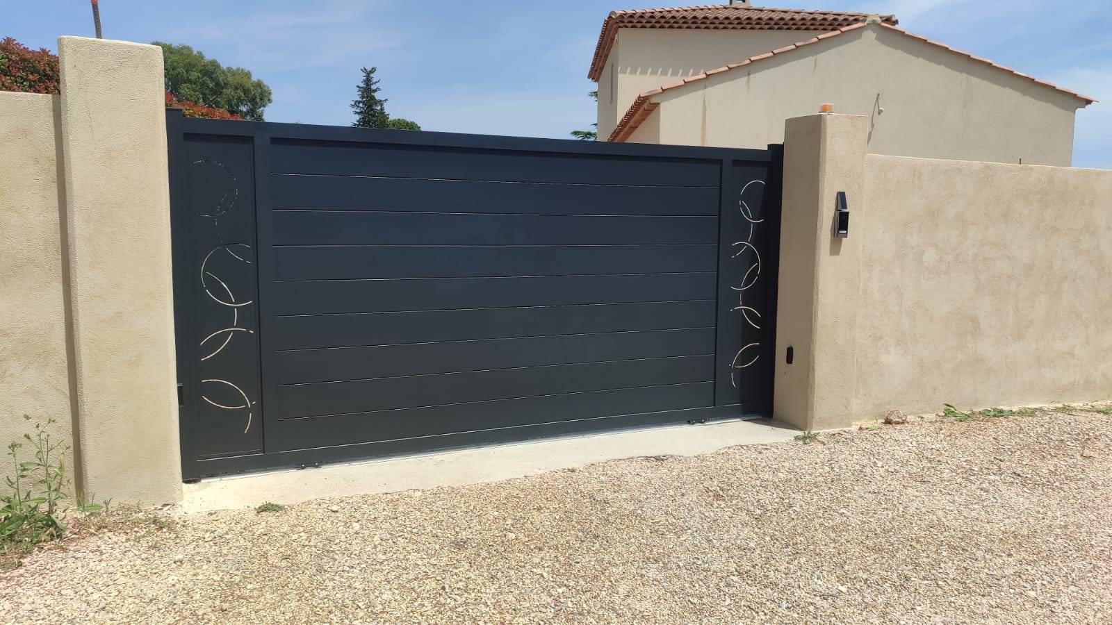 Portail aluminium motorisé de 4 mètres : robustesse, confort et élégance par Daniel Moquet Aix-en-Provence