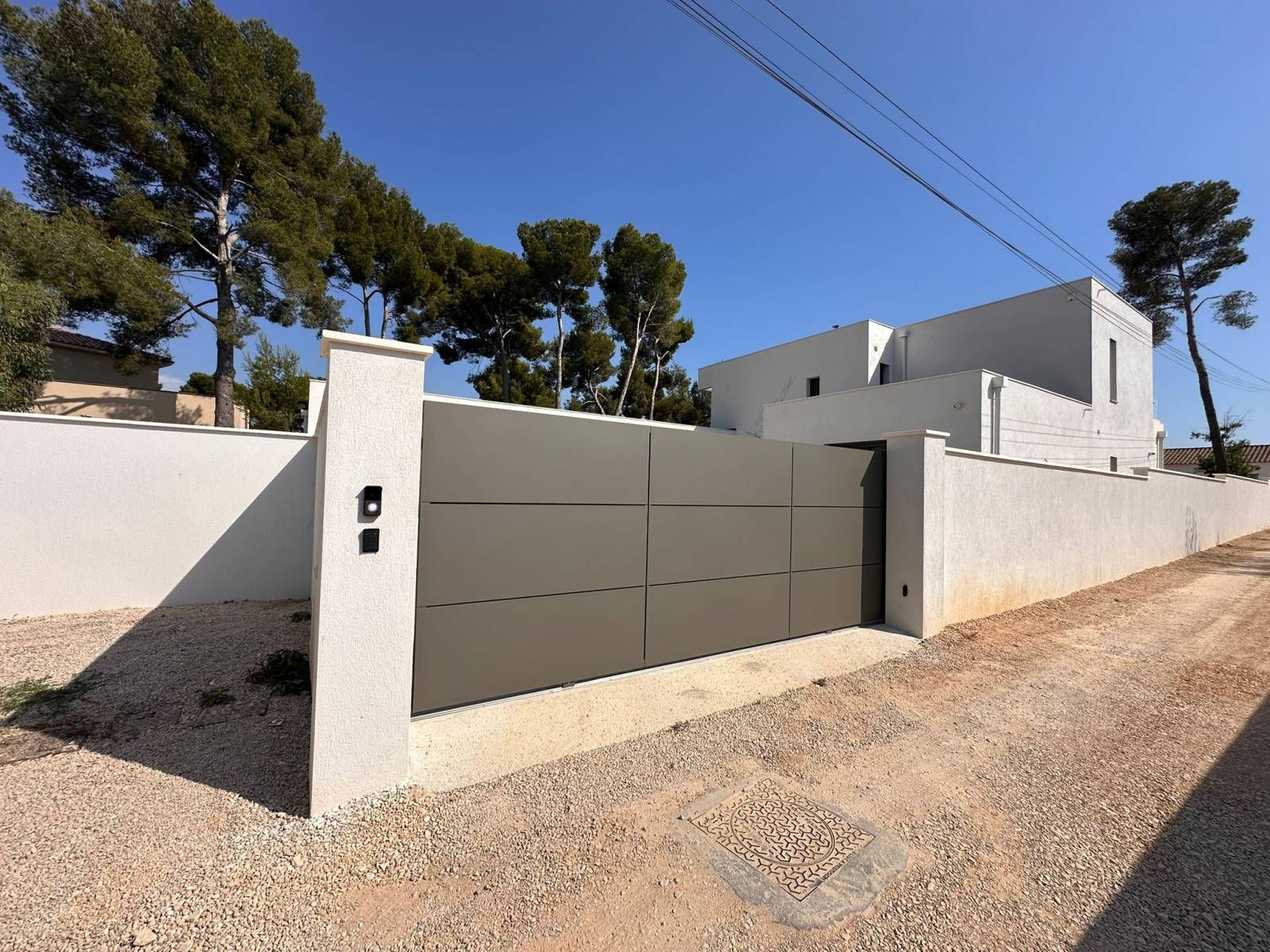 Découvrez notre portail coulissant aluminium gris à effet graphique dans une maison moderne avec interphone à Aix-en-Provence