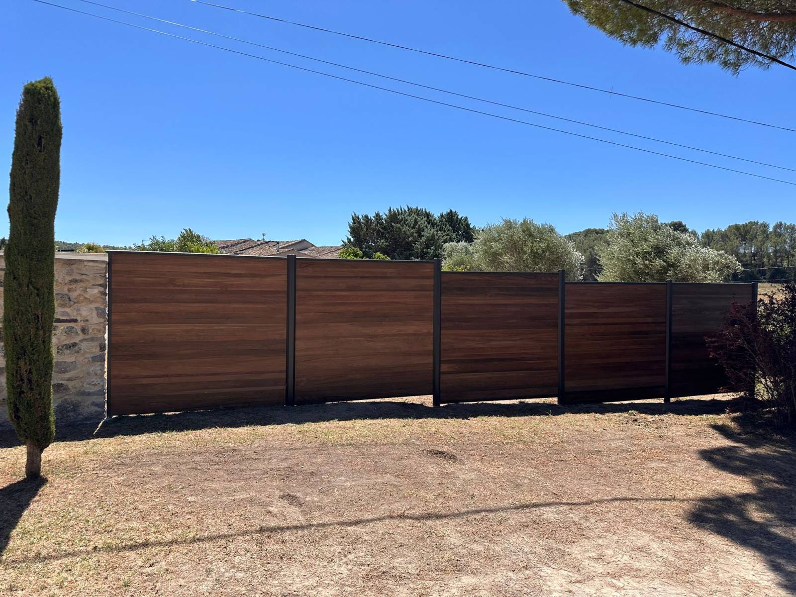 Clôture en composite personnalisée avec inserts décoratifs pour embellir son extérieur et sécuriser sa maison à Éguilles