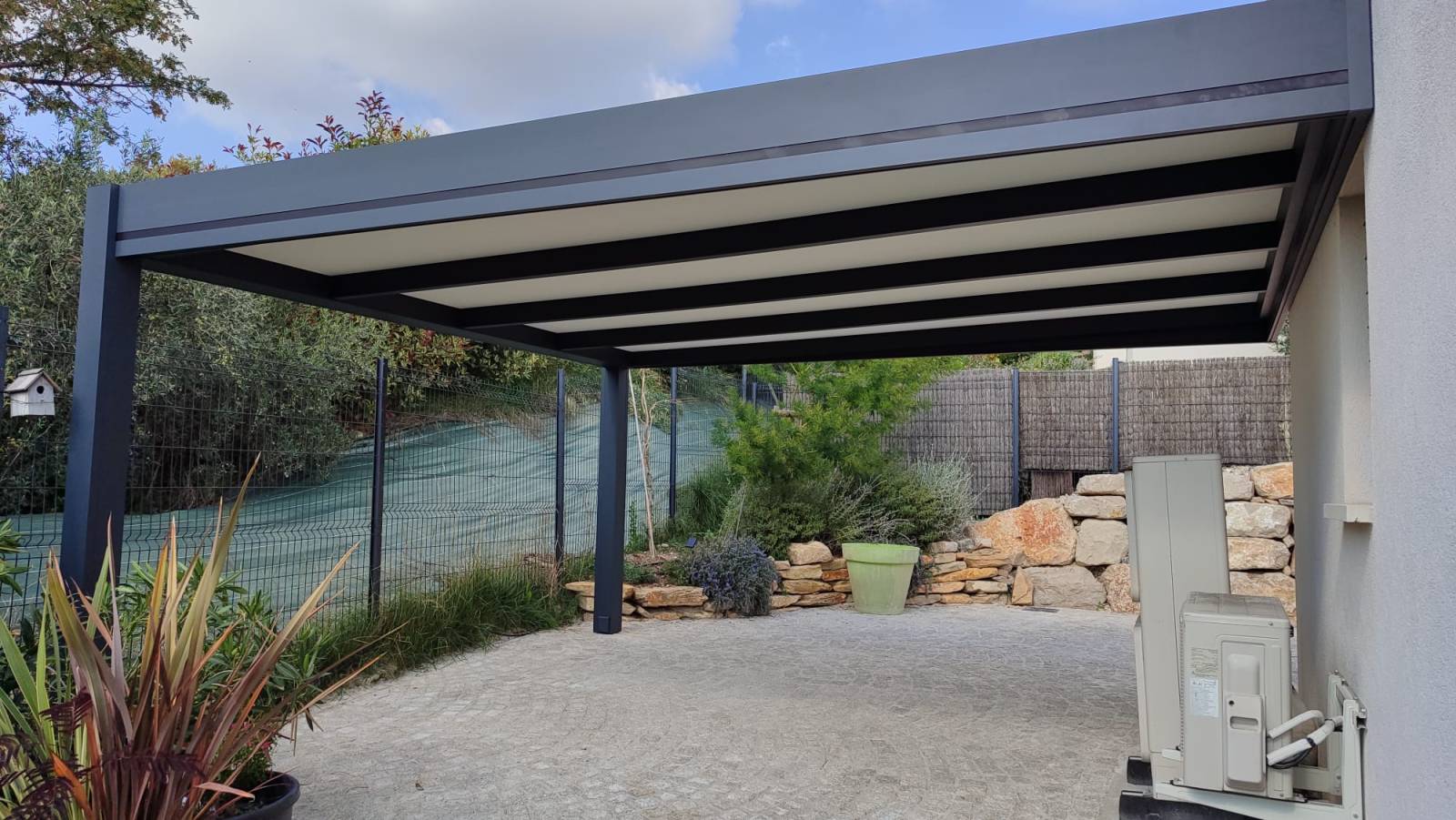 Créer un carport en aluminium adossé à Ventabren avec un toit isolant laissant passer la lumière naturelle