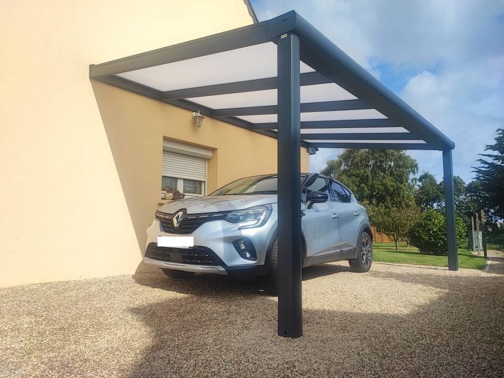 Un carport en aluminium adossé avec récupération d’eau de pluie pour une solution durable et intelligente à Aix-en-Provence