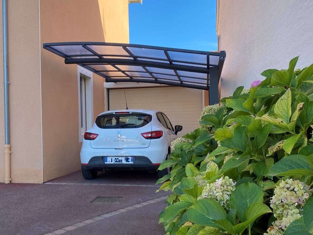 Protéger vos véhicules du froid et des intempéries grâce à un carport sur mesure à Aix-en-Provence