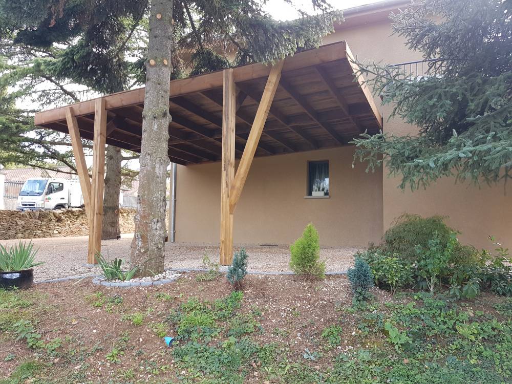Carport bois sur mesure : valorisez votre maison avec une structure élégante et durable au Tholonet