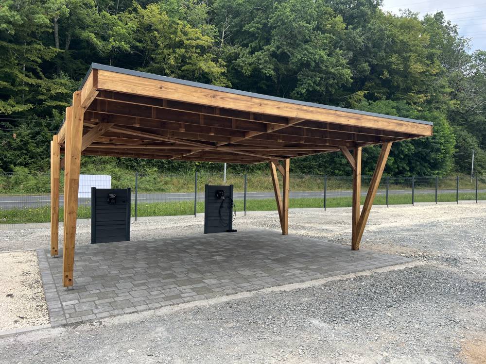 Carport en bois avec panneaux solaires intégrés pour recharger votre véhicule électrique de façon autonome à Aix-en-Provence