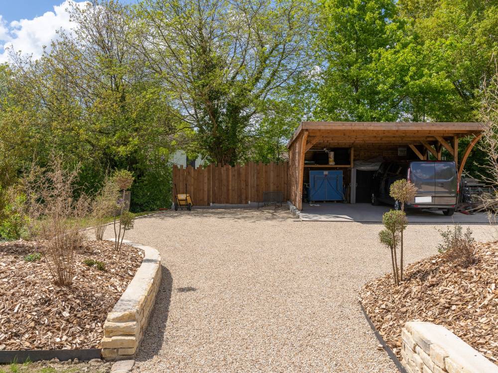 Protéger efficacement vos véhicules des intempéries grâce à un carport sur mesure à Aix-en-Provence