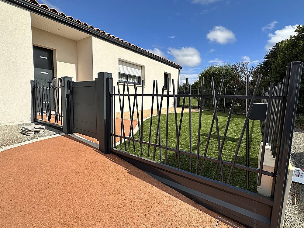 Installer un portillon en aluminium sur mesure à Ventabren pour allier sécurité, élégance et durabilité dans votre aménagement extérieur