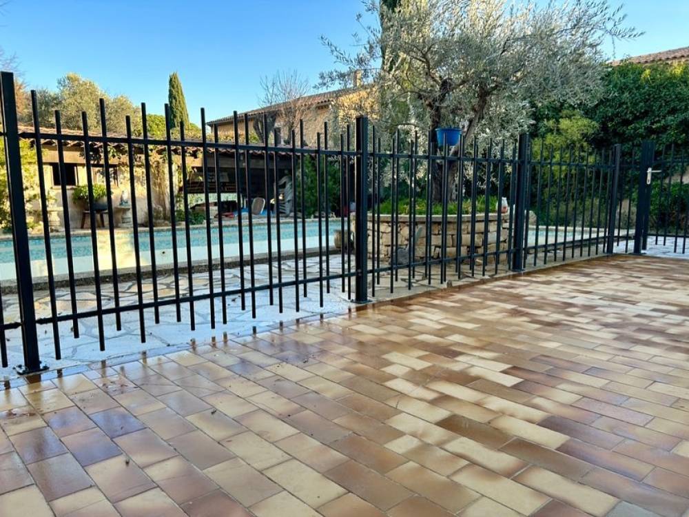 Installation de barrières de protection de piscine à Aix-En-Provence et dans les Bouches du Rhône