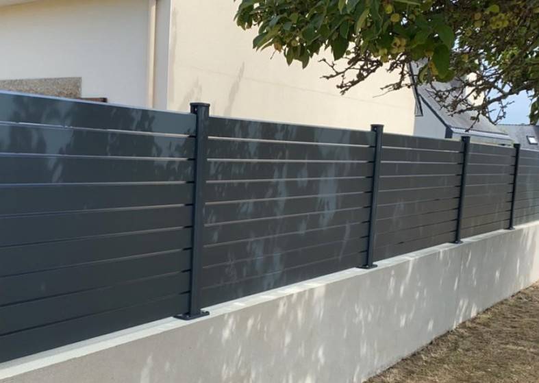 Installer une clôture aluminium sur mesure pour protéger vos animaux domestiques et sécuriser votre propriété familiale à Ventabren