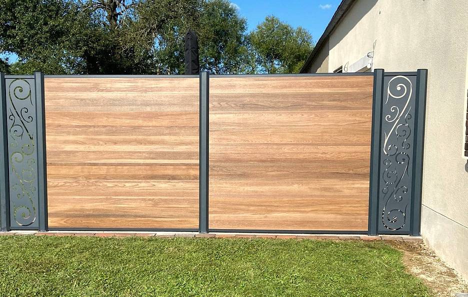 Associer une clôture composite imitation bois avec un aménagement paysager pour créer une harmonie naturelle dans son jardin au Tholonet