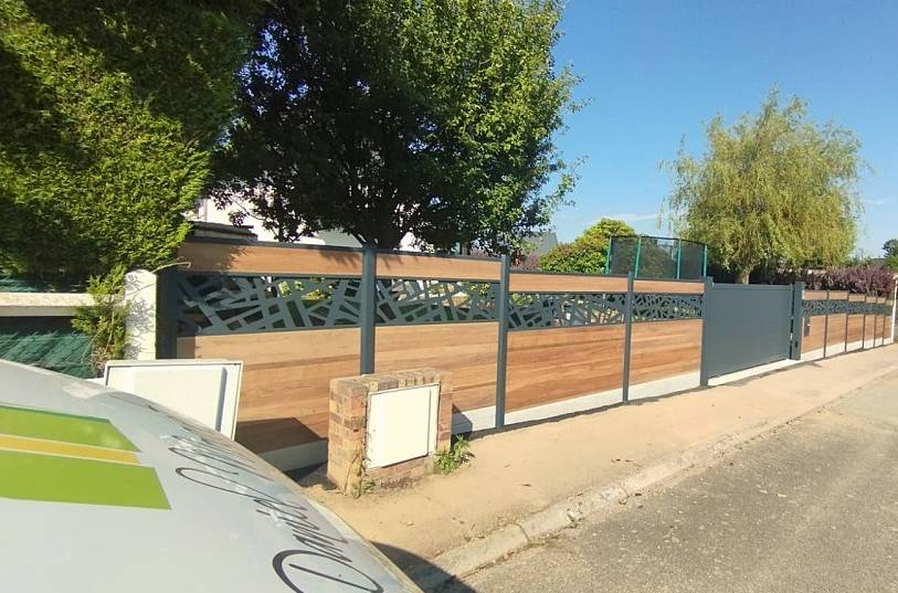 Une clôture composite écologique fabriquée à partir de matériaux recyclés pour allier durabilité et esthétisme dans son jardin au Tholonet