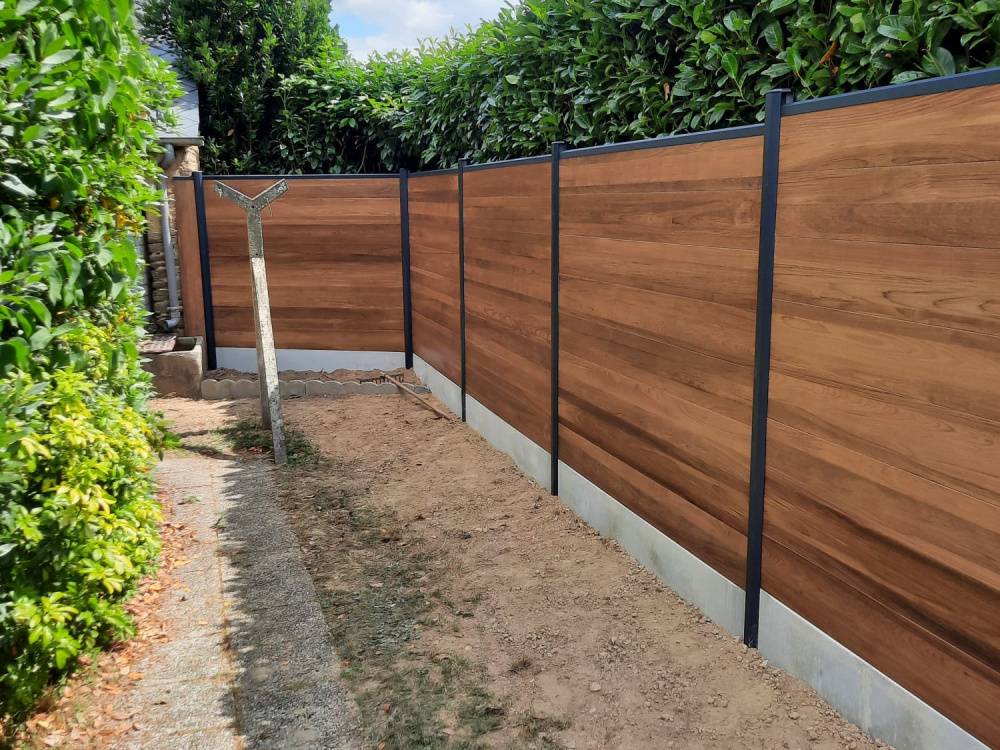 Réalisation d'une clôture en composite effet bois avec pilier en aluminium couleur gris anthracite par Daniel Moquet Aix-en-Provence