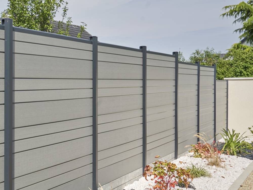 Une clôture en composite pleine sur mesure pour préserver son intimité et profiter d’un jardin calme à Aix-en-Provence