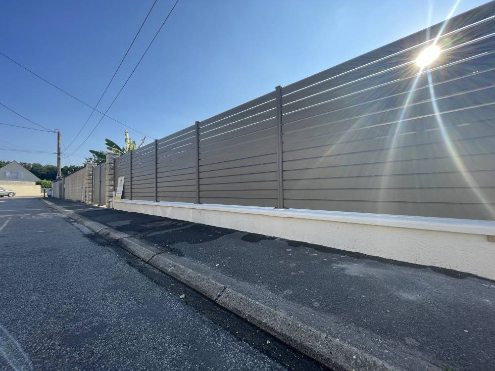 Une clôture en aluminium ajourée sur mesure pour préserver luminosité et sécurité de son jardin à Aix-en-Provence