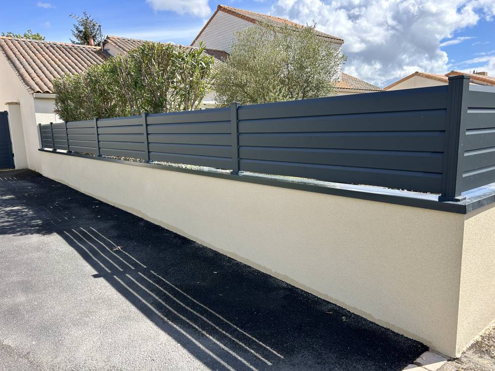 Clôture mixte bois et aluminium pour combiner modernité, chaleur naturelle et résistance aux intempéries à Aix-en-Provence