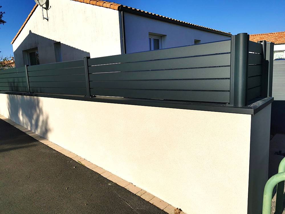 Choisir une clôture aluminium moderne sur muret pour augmenter la valeur de sa maison et améliorer l’esthétique extérieure à Puyricard