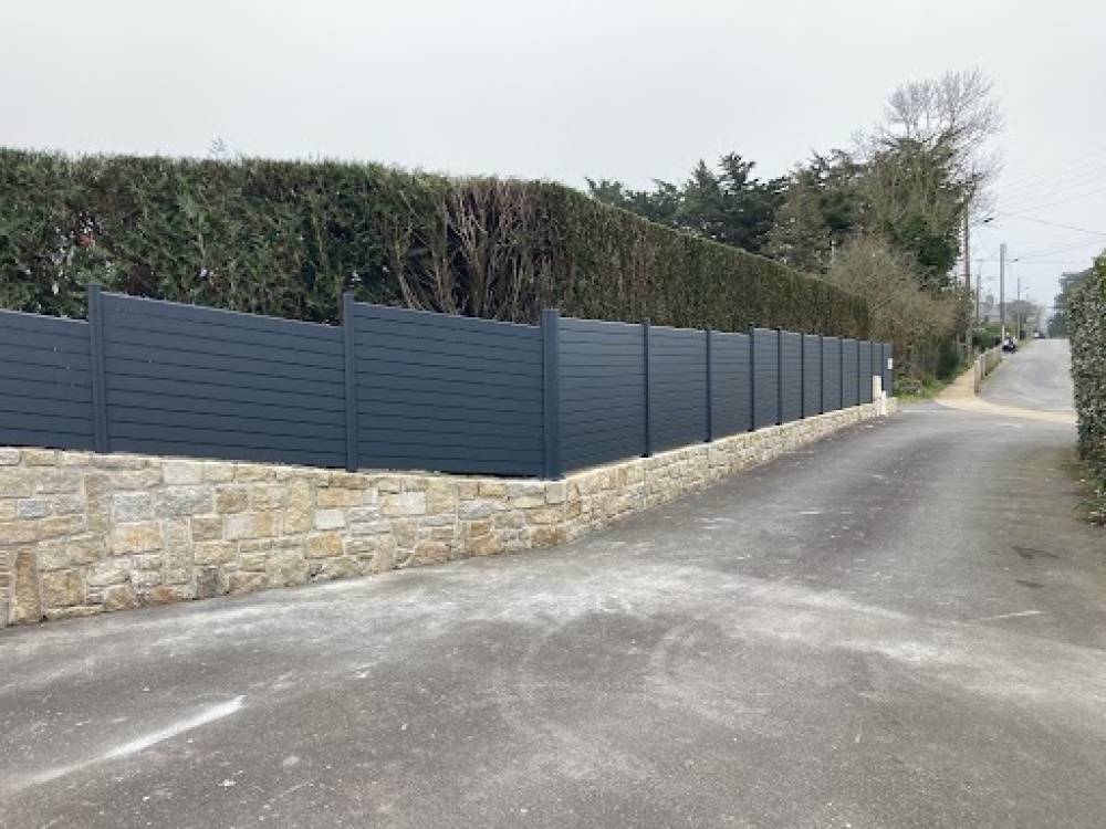 Une clôture en aluminium haute sur mesure pour renforcer la sécurité de son habitation et protéger sa famille à Marseille