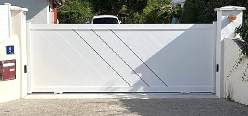Installer un portail aluminium motorisé connecté à la domotique pour plus de confort, sécurité et modernité dans une maison à Éguilles