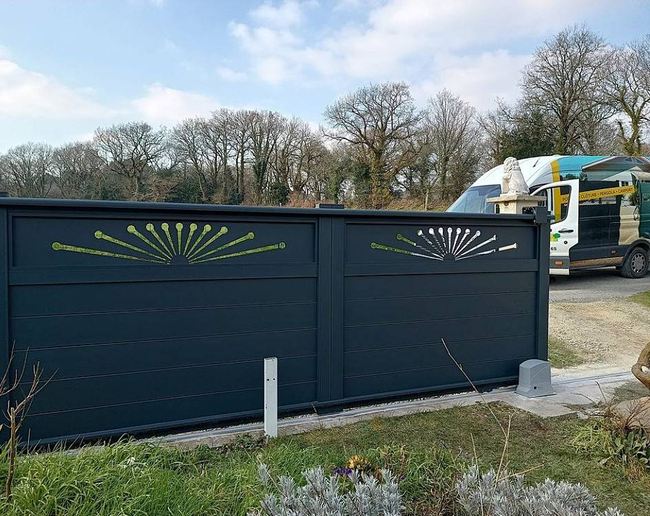 Sécuriser son entrée tout en valorisant sa maison avec un portail en aluminium plein à Aix-en-Provence