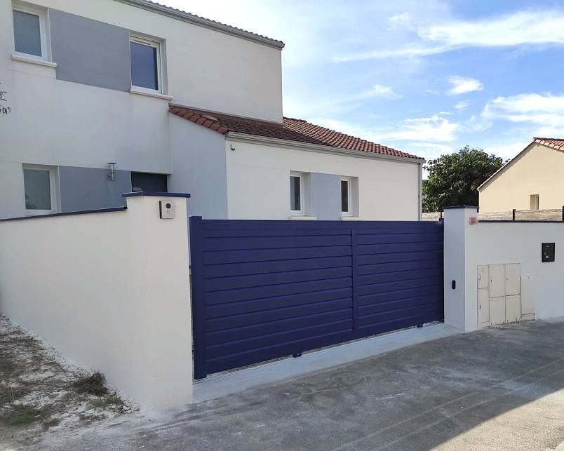 Un portail aluminium robuste à Ventabren pour résister au mistral, à la chaleur et aux intempéries du climat provençal