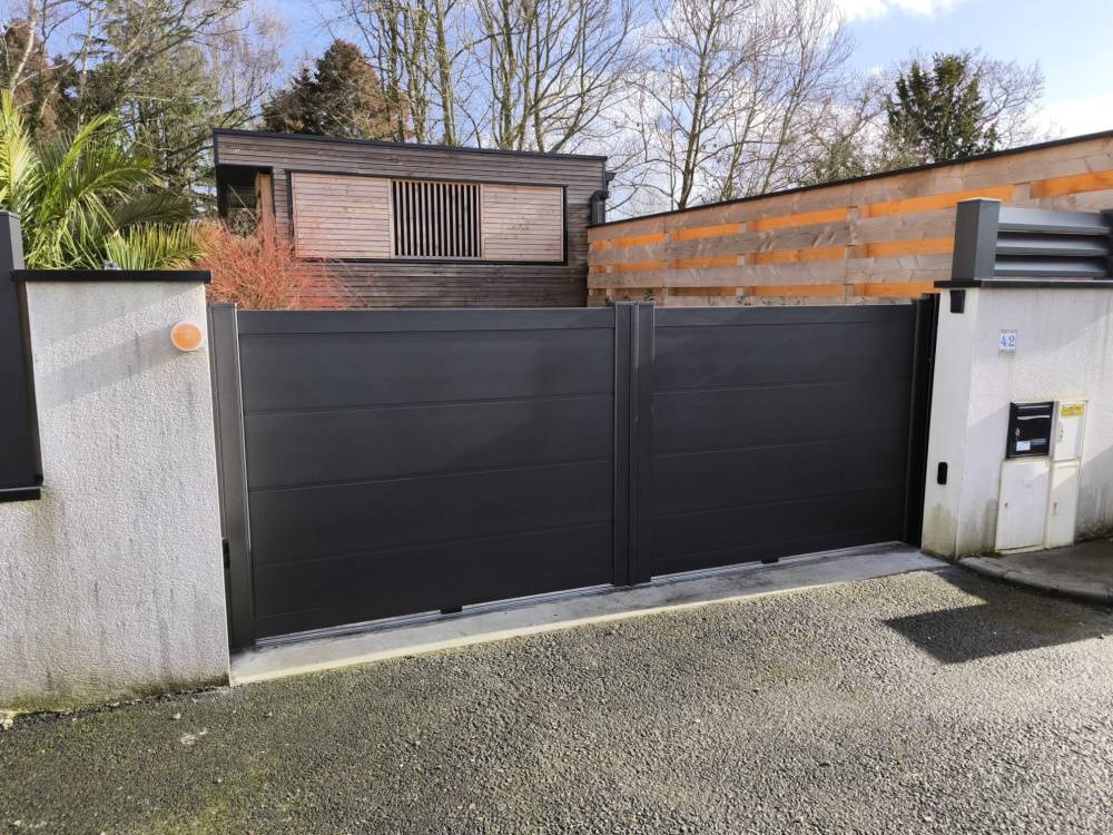Portail aluminium connecté pour contrôler vos accès à distance et moderniser votre extérieur grâce à la domotique à Venelles