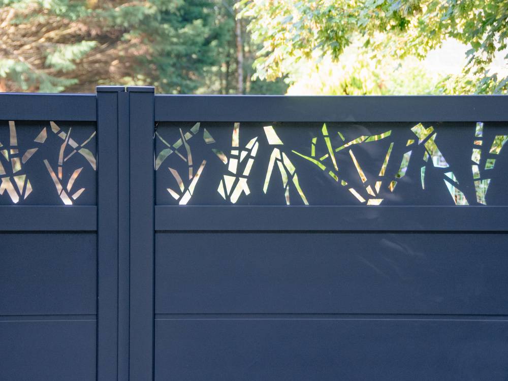 Une entrée de  maison moderne avec un portail en aluminium noir à double battant avec découpe décorative à Aix-en-Provence