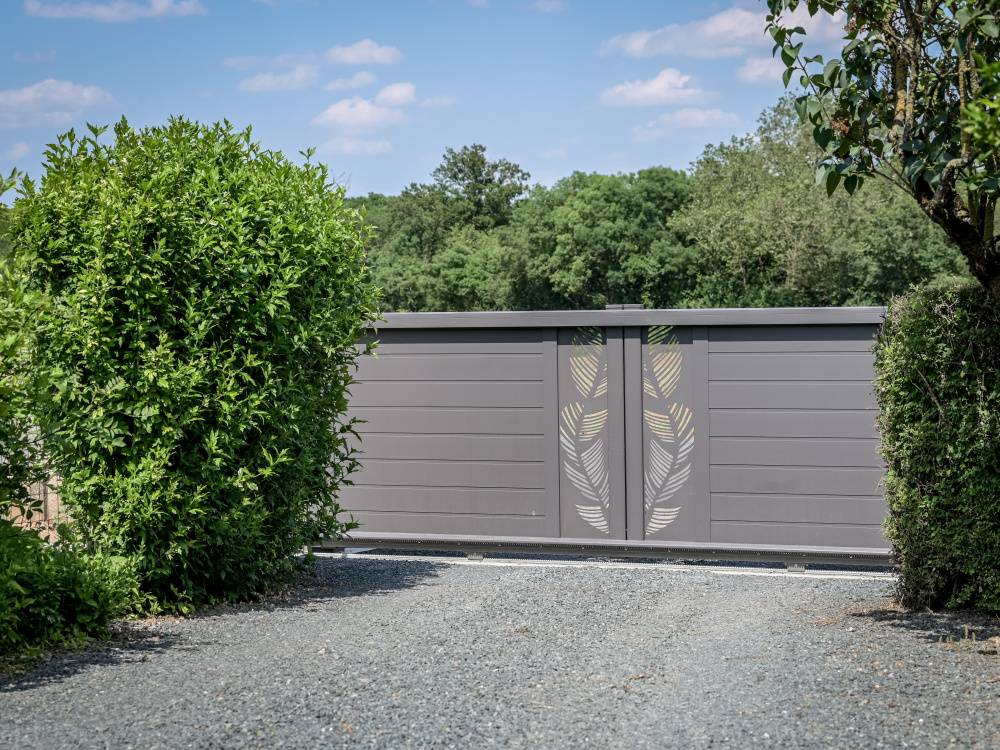 Simplifiez votre quotidien avec un portail coulissant motorisé en aluminium sur mesure installé par Théo Créations à Aix-en-Provence