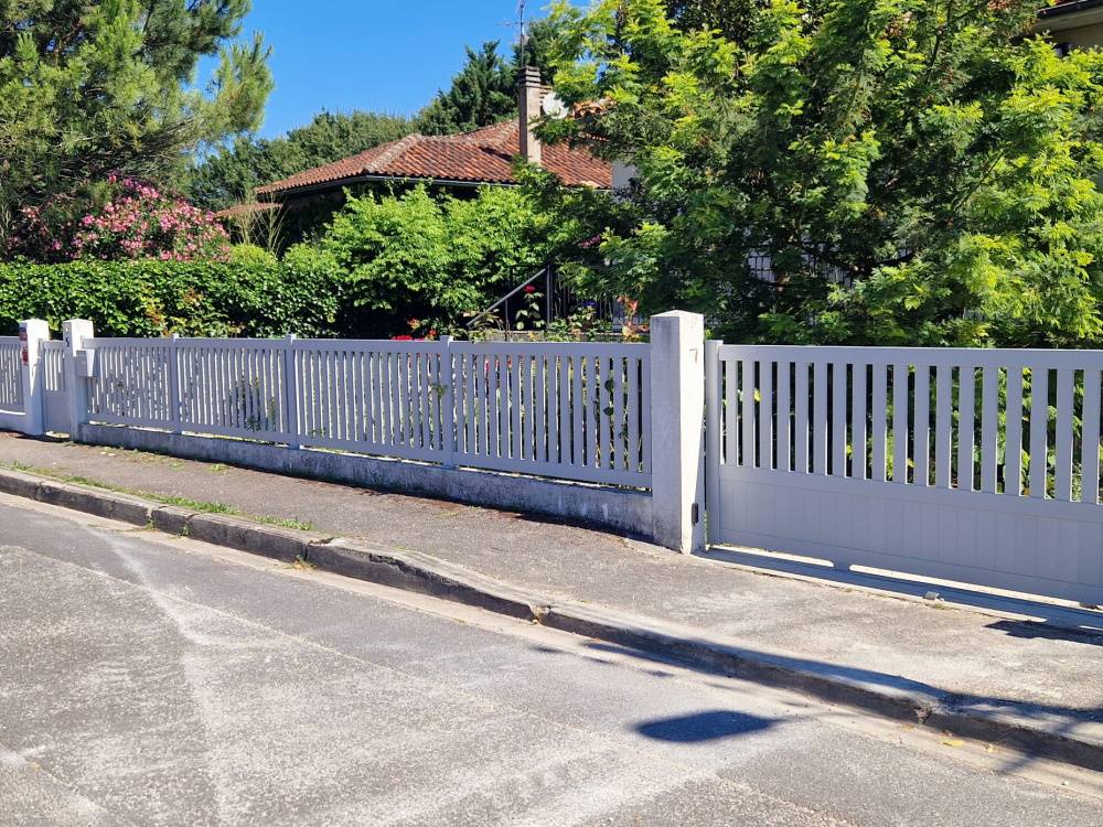 Valoriser votre entrée avec un portail aluminium assorti à son portillon à Aix-en-Provence