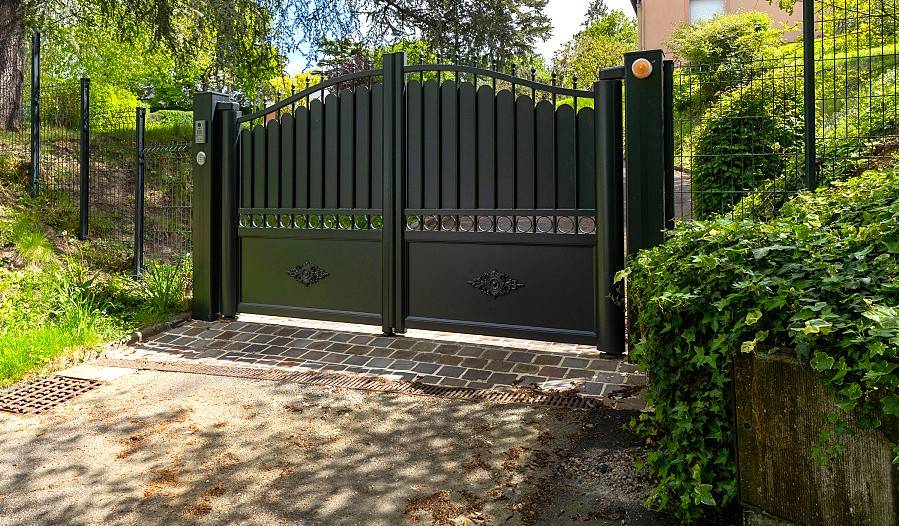 Portail à double battant motorisé en aluminium authentique pour une entré plein de charme et traditionnelle par Daniel Moquet Aix-en-Provence à Puyricard