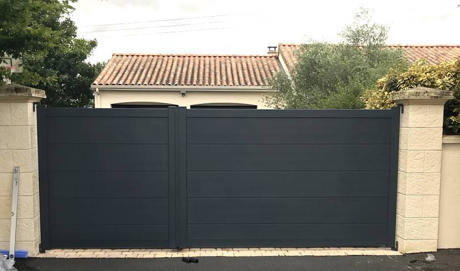 Valorisez votre bien immobilier avec un portail en aluminium sur mesure installé à Aix-en-Provence avec un accompagnement personnalisé expert