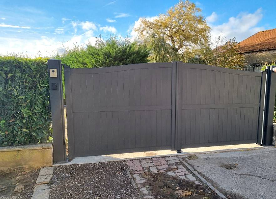 Portail en aluminium battant moderne et motorisé pour plus de confort et de sécurité à Aix-en-Provence