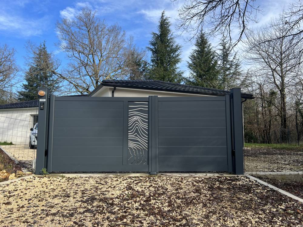 Un portail aluminium motorisé avec ouverture adaptée pour améliorer l’accessibilité aux personnes à mobilité réduite à Éguilles